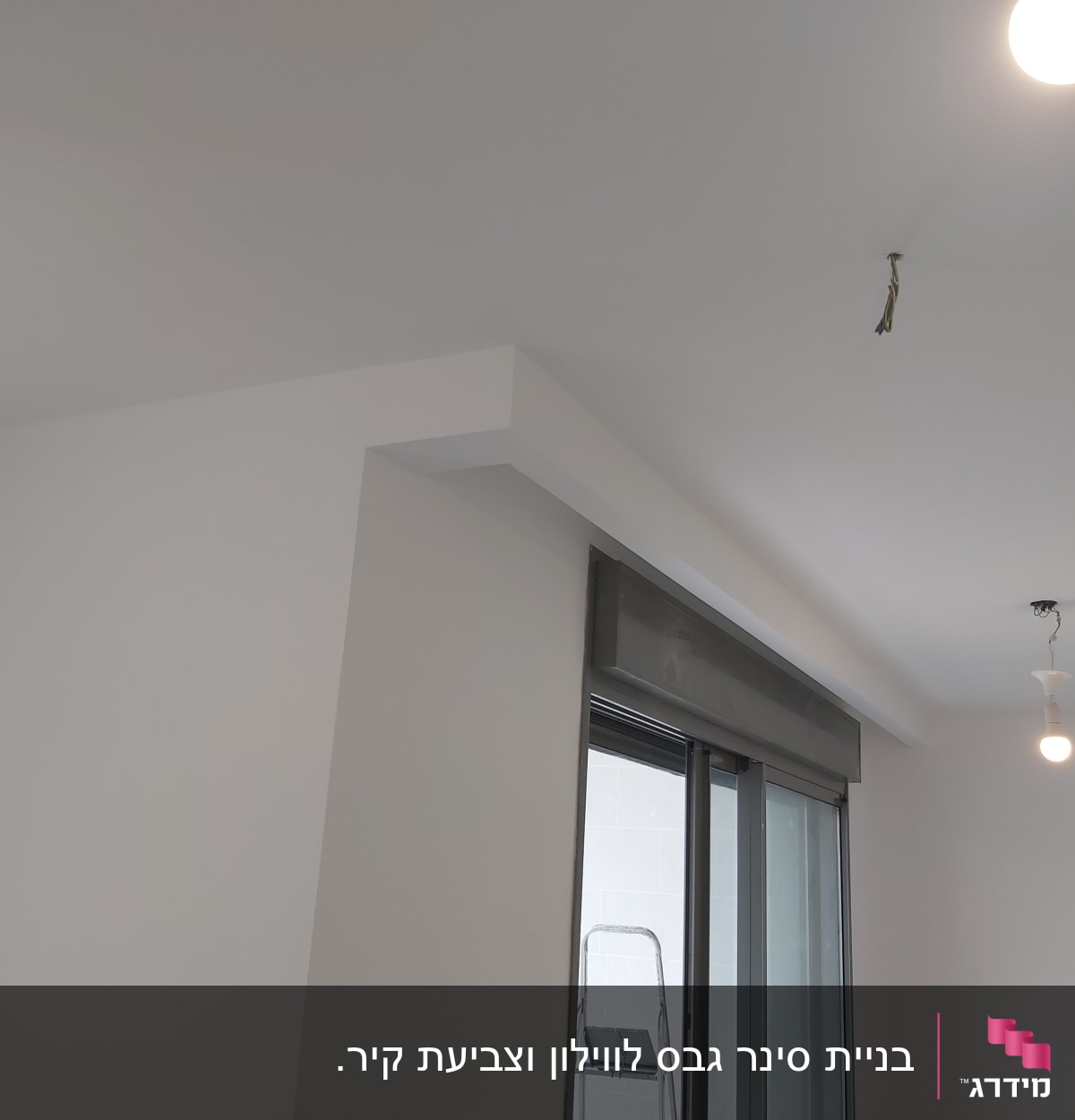 קיר גבס עם תאורה תלויה ותקרה חלקה